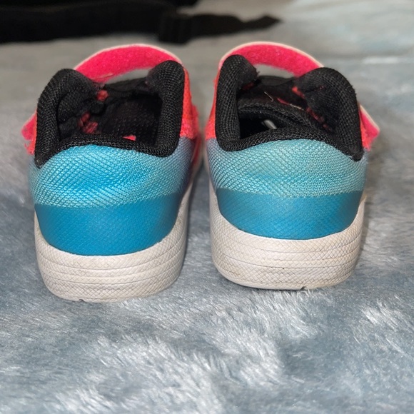 Toddler Girls 6C Nike Velcro shoes - Picture 7 of 9
